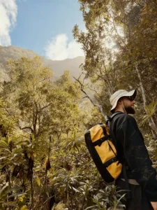 Personal Trainer beim Wandern in den Bergen - ganzheitliches Online Fitness Coaching