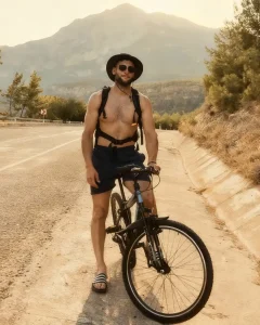 Athletischer Personal Trainer beim Outdoor-Training - Online Coaching für aktiven Lifestyle