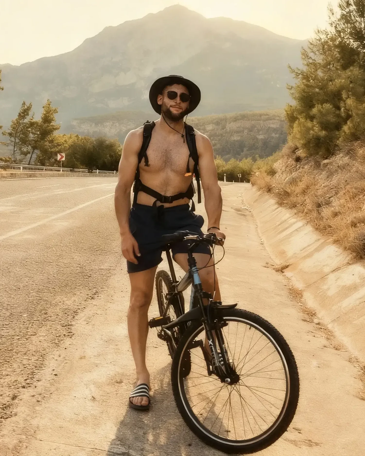 Athletischer Personal Trainer beim Outdoor-Training - Online Coaching für aktiven Lifestyle