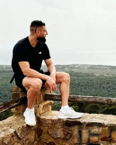 Personal Trainer genießt Aussicht nach Training - Work-Life-Balance im Online Coaching