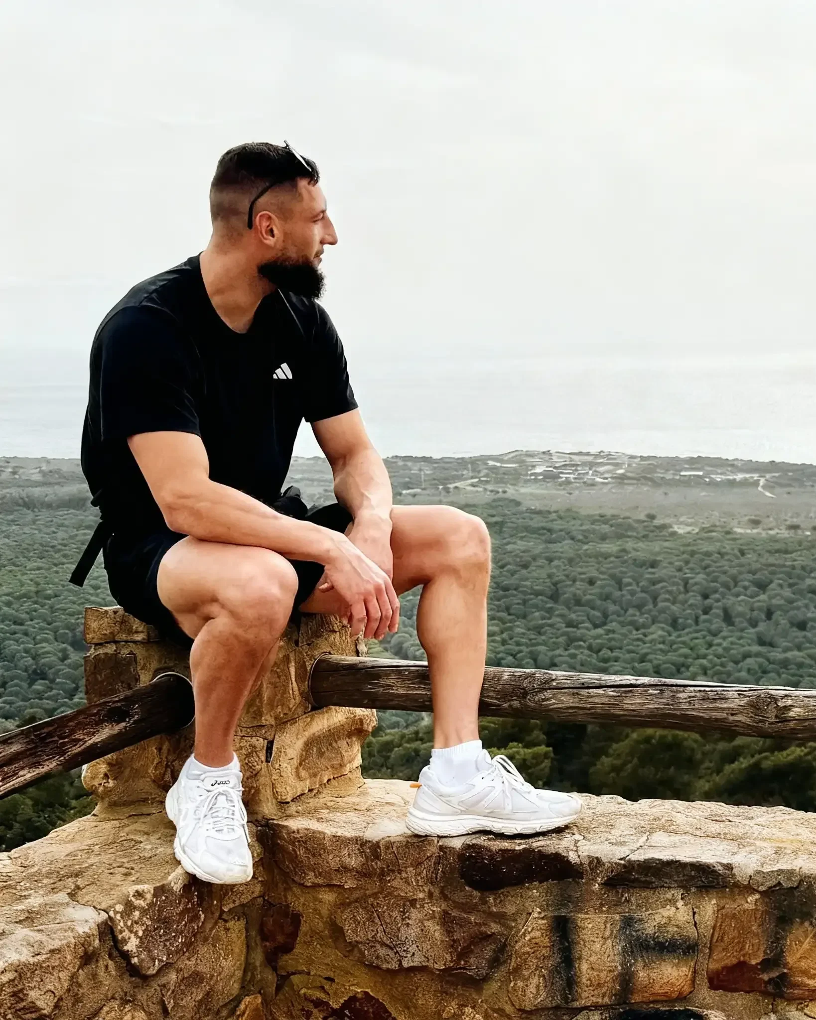 Personal Trainer genießt Aussicht nach Training - Work-Life-Balance im Online Coaching