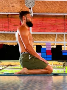 Personal Trainer bei Yoga-Dehnung im Studio - Flexibilitätstraining online
