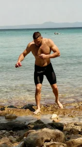 Athletischer Personal Trainer am Strand - Online Fitness Coaching