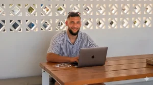 Personal Trainer bei Online-Beratung am Laptop - Videocoaching