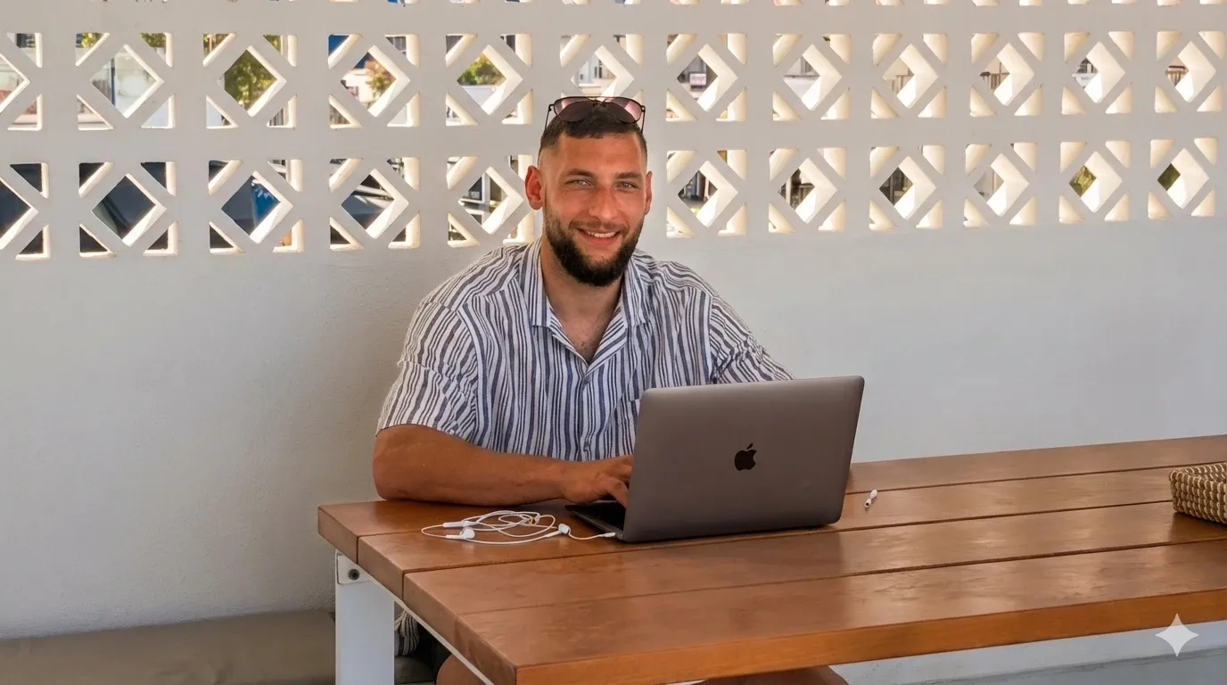 Personal Trainer bei Online-Beratung am Laptop - Videocoaching