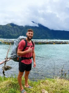 Personal Trainer beim Wandern in den Bergen - ganzheitliches Online Fitness Coaching